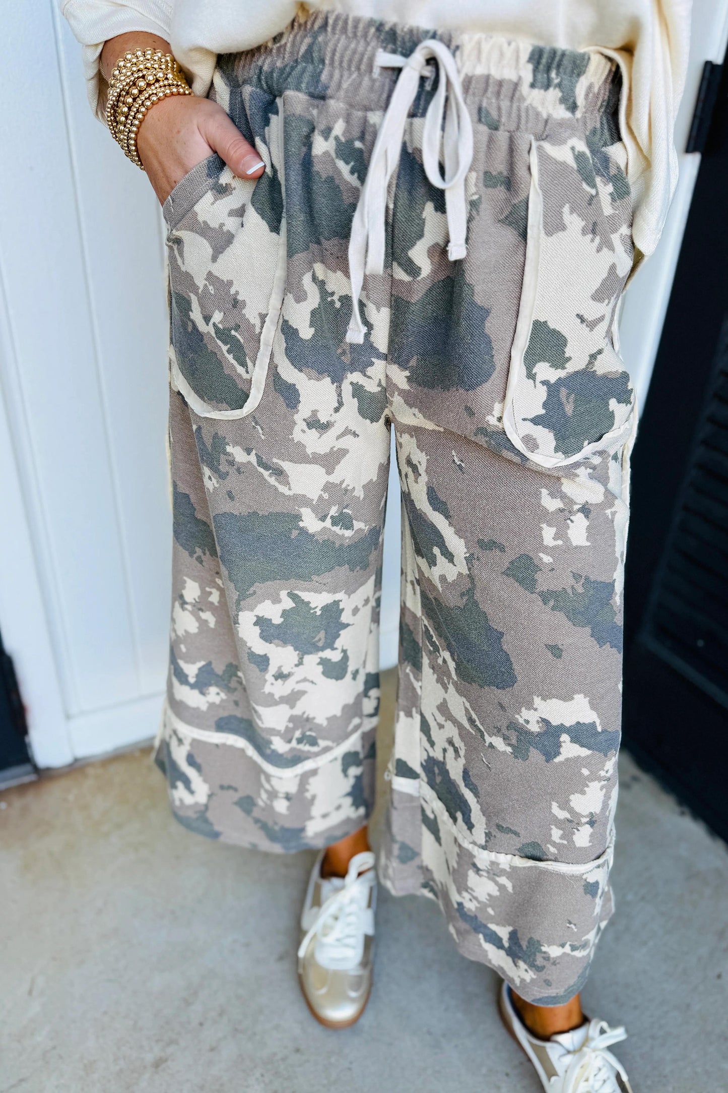 Brown Camouflage Print Contrast Lace-up Raw Edge Pocketed Loose Pants